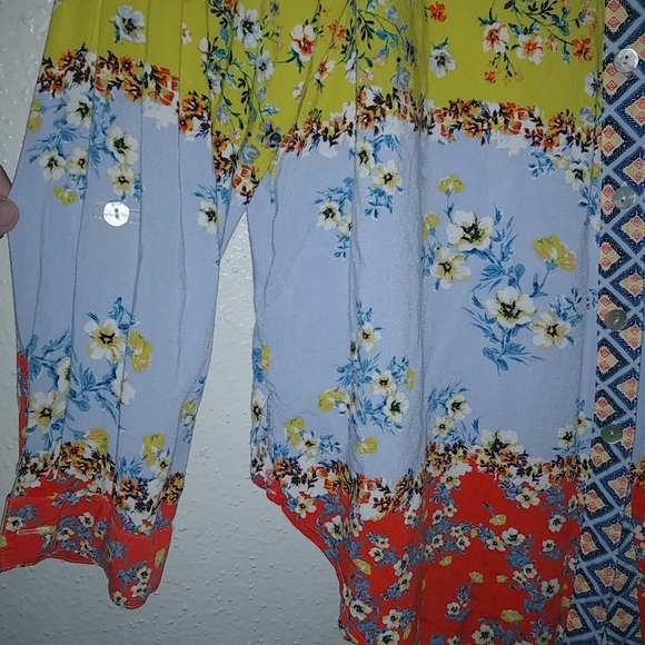 Fig & Flowers XLP Boho Floral Color Block Top Petite - Picture 5 of 9